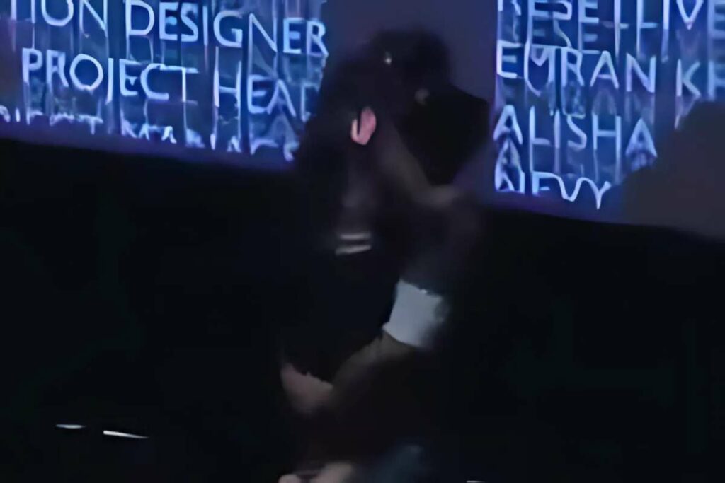 Saiyaara Movie Review: 'सैयारा' देखने के बाद थिएटर में ही शुरू हो गया कपल / Image Source: Screengrab