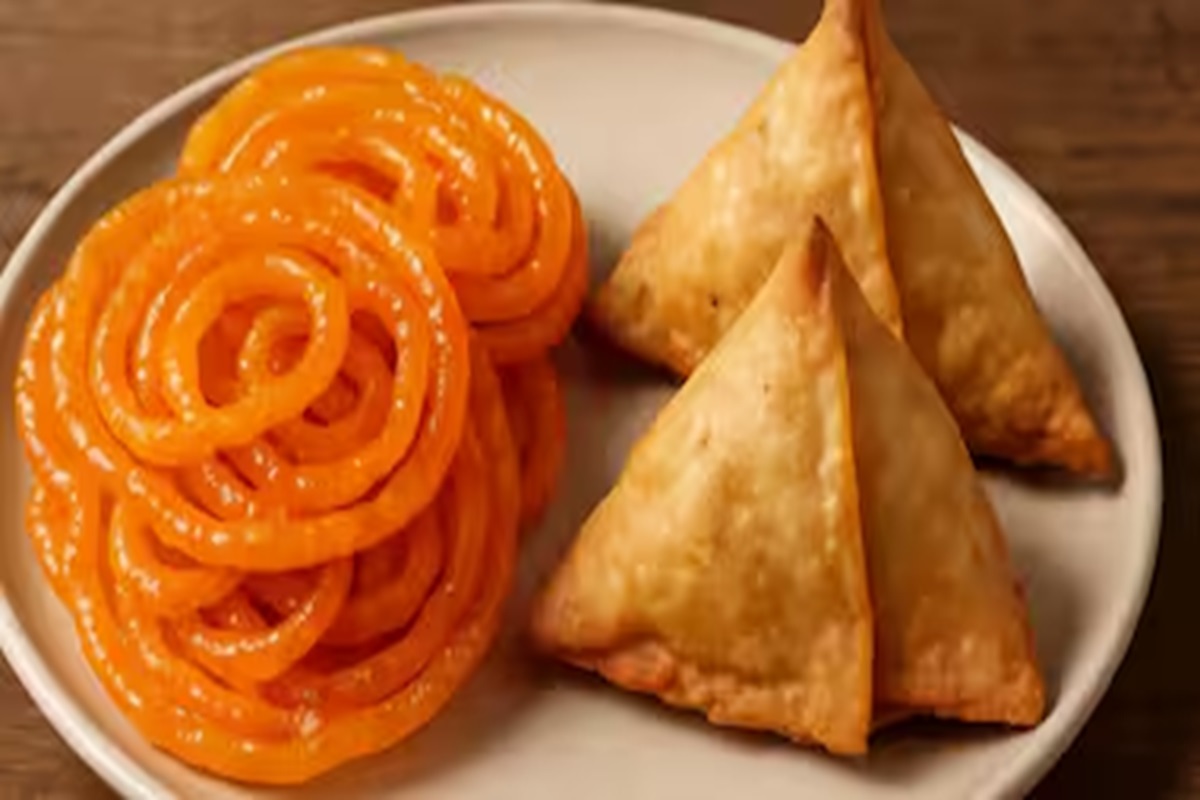 Samosa Jalebi Warning Labels: क्या सच में समोसा-जलेबी पर सिगरेट की तरह कोई लगेगा वार्निंग लेबल? अब सरकार की ओर आया ये बड़ा बयान, जानिए क्या कहा
