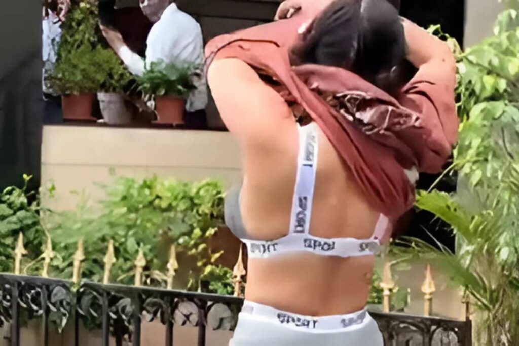 Taniya Chatterjee Video: बॉलीवुड एक्ट्रेस ने बीच रोड पर निकाला अपना टॉप / Image Source: viral Video