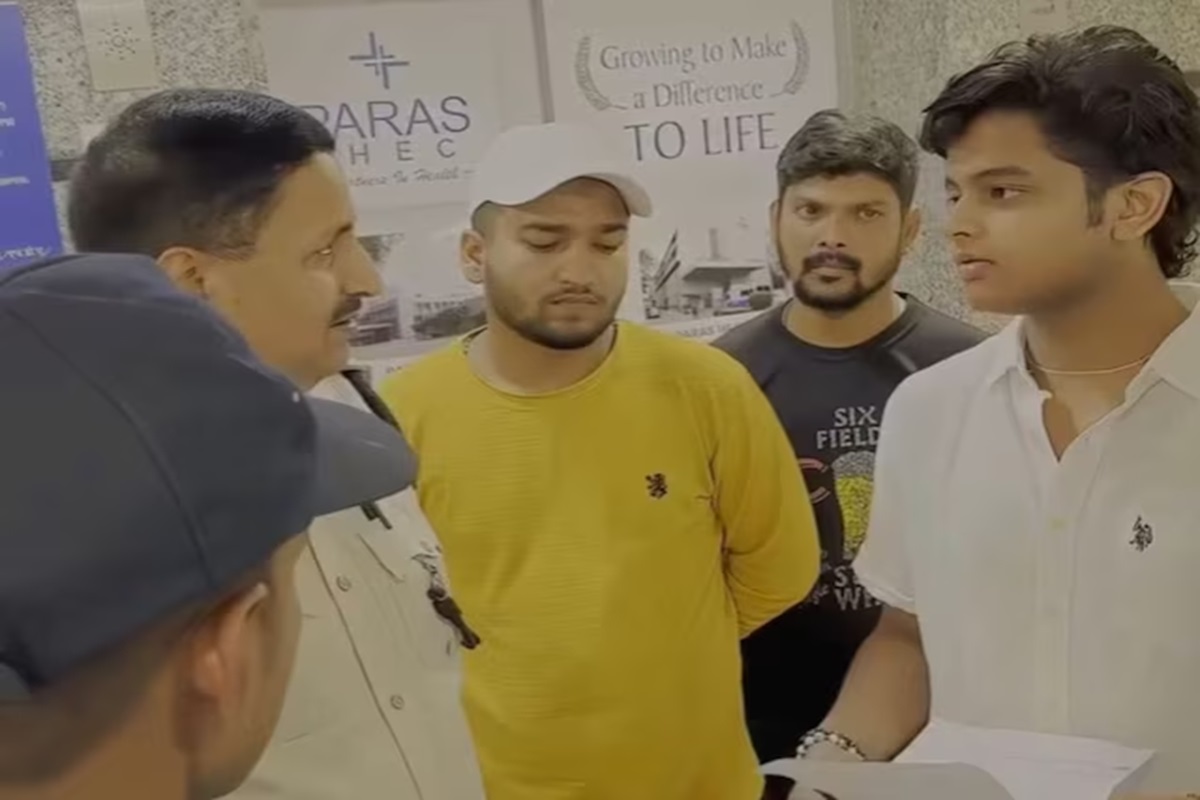 Jharkhand Politics: अस्पताल में मंत्री जी के बेटे का भौकाल, दोस्तों के साथ निरीक्षण कर बोला- तकलीफ बताओ, डायरेक्ट बात करेंगे, वीडियो वायरल होते ही मचा बवाल