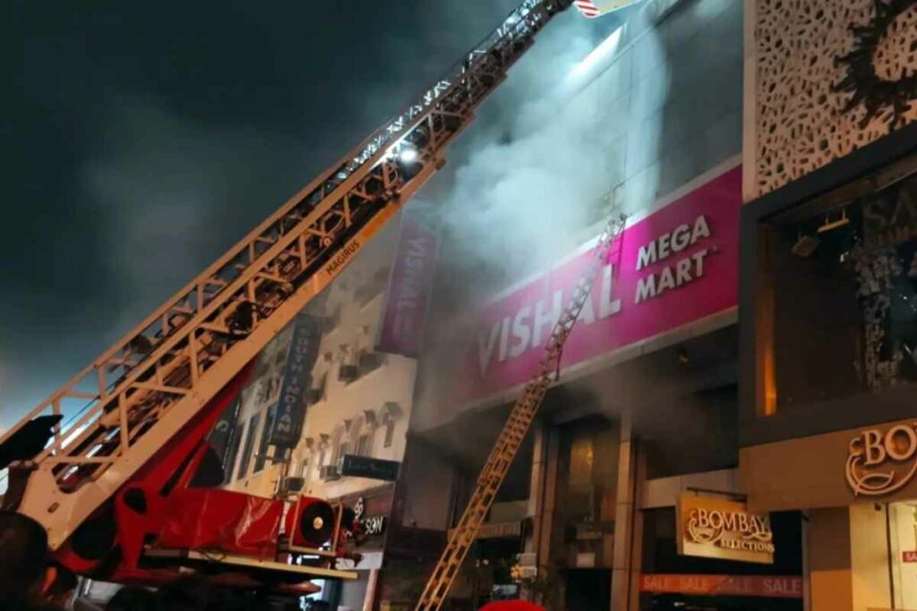 Fire in Vishal Mega Mart| Image Credit: X Handle