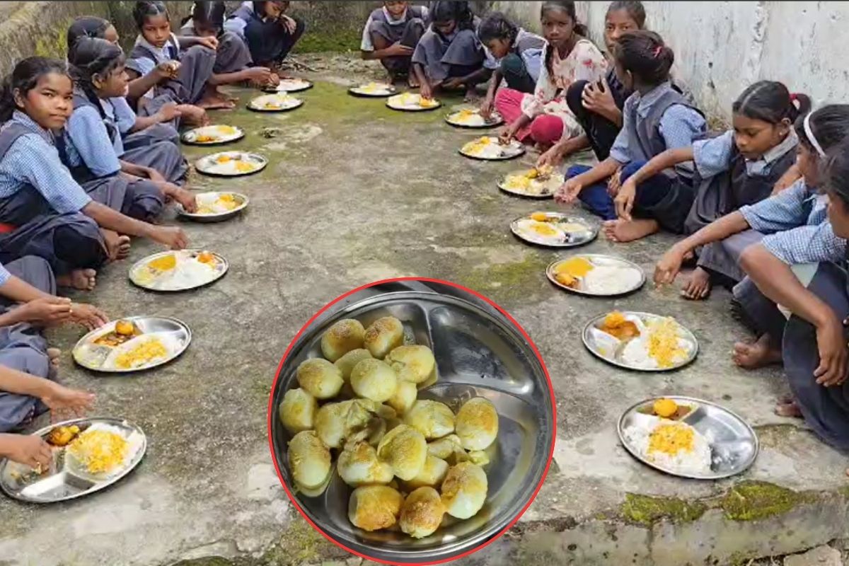 Egg in Mid Day Meal: सावन के महीने में मिड डे मील में छात्रों को परोसा अण्डा, गुरुजी ने मीनू बदलकर बनवा दिया ऐसा खाना