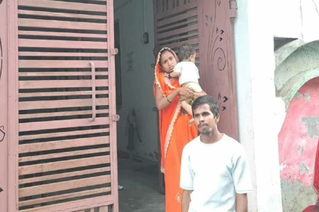 Patni ko Utha le Gaye Bank Wale: किश्त नहीं चुकाया तो पत्नी को ही उठा ले गए बैंक वाले / Image Source: Viral Video