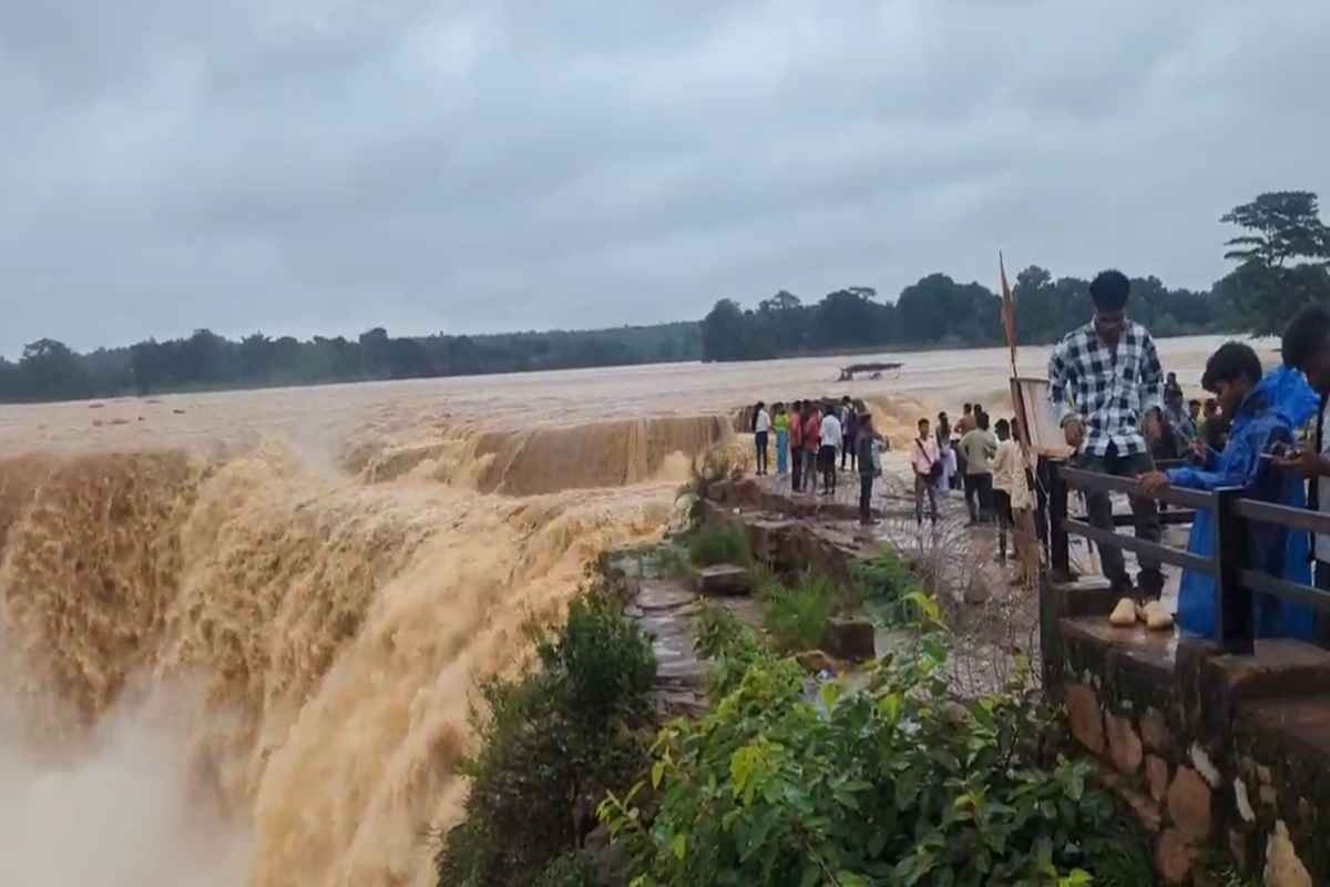 Chitrakoot Waterfall: मानसून में बढ़ा चित्रकोट जलप्रपात का सौंदर्य, खूबसूरत नजारा देखने बड़ी संख्या में पहुंच रहे पर्यटक, देखें ये मनमोहक वीडियो
