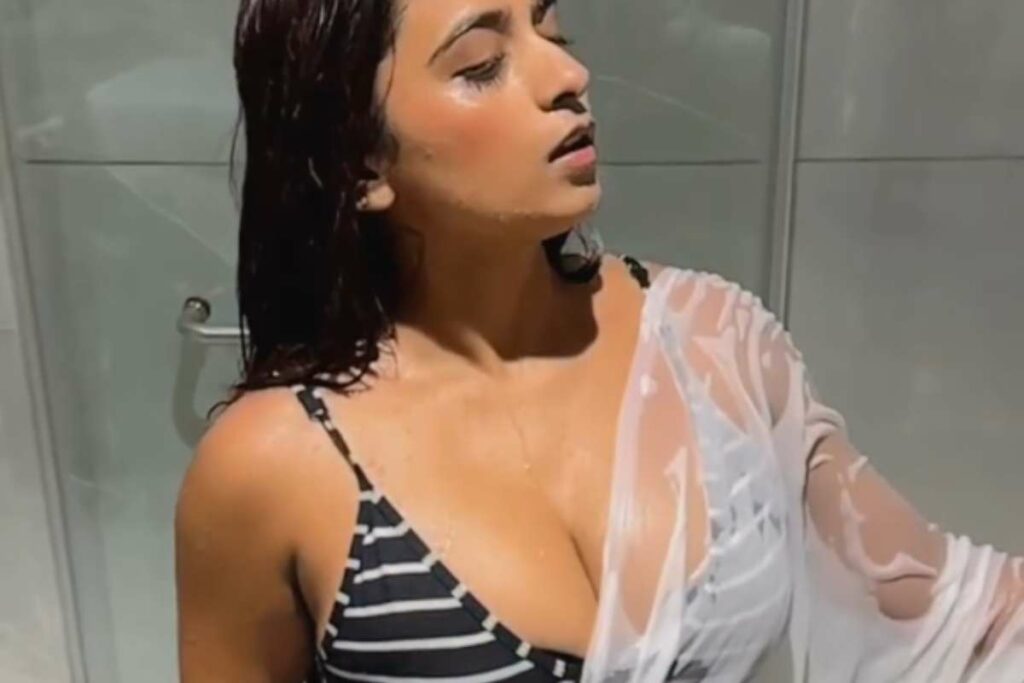 Desi bhabhi Bathroom Video: रील बनाने के चक्कर में मोबाइल चालू करके ही बाथरूम में नहाने लगी देसी भाभी / Image Source: Screengrab