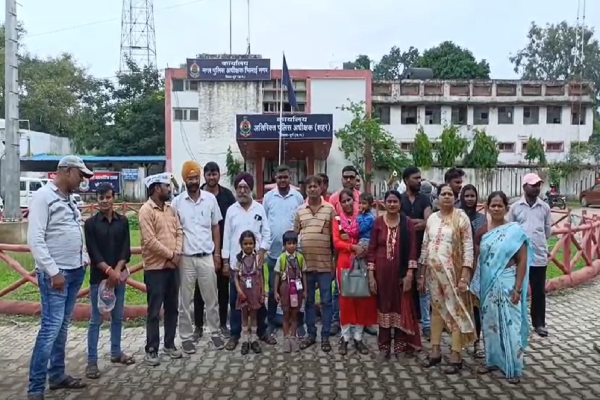 Bhilai News: बच्चों के एडमिशन रद्द होने पर भड़के अभिभावक, लगाए शिक्षा विभाग और स्कूल प्रबंधन पर मिलीभगत के आरोप, एएसपी को सौंपा ज्ञापन Bhilai News: बच्चों के एडमिशन रद्द होने पर भड़के अभिभावक, लगाए शिक्षा विभाग और स्कूल प्रबंधन पर मिलीभगत के आरोप, एएसपी को सौंपा ज्ञापन