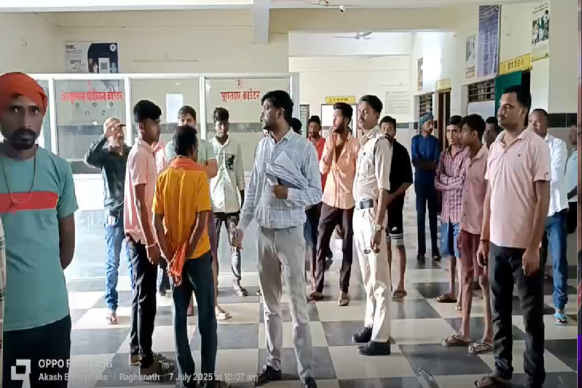 Balrampur News: सांप के काटने से पंडो जनजाति के 7 साल के बच्चे की मौत, परिजनों ने अस्पताल प्रबंधन पर लगाए गंभीर आरोप