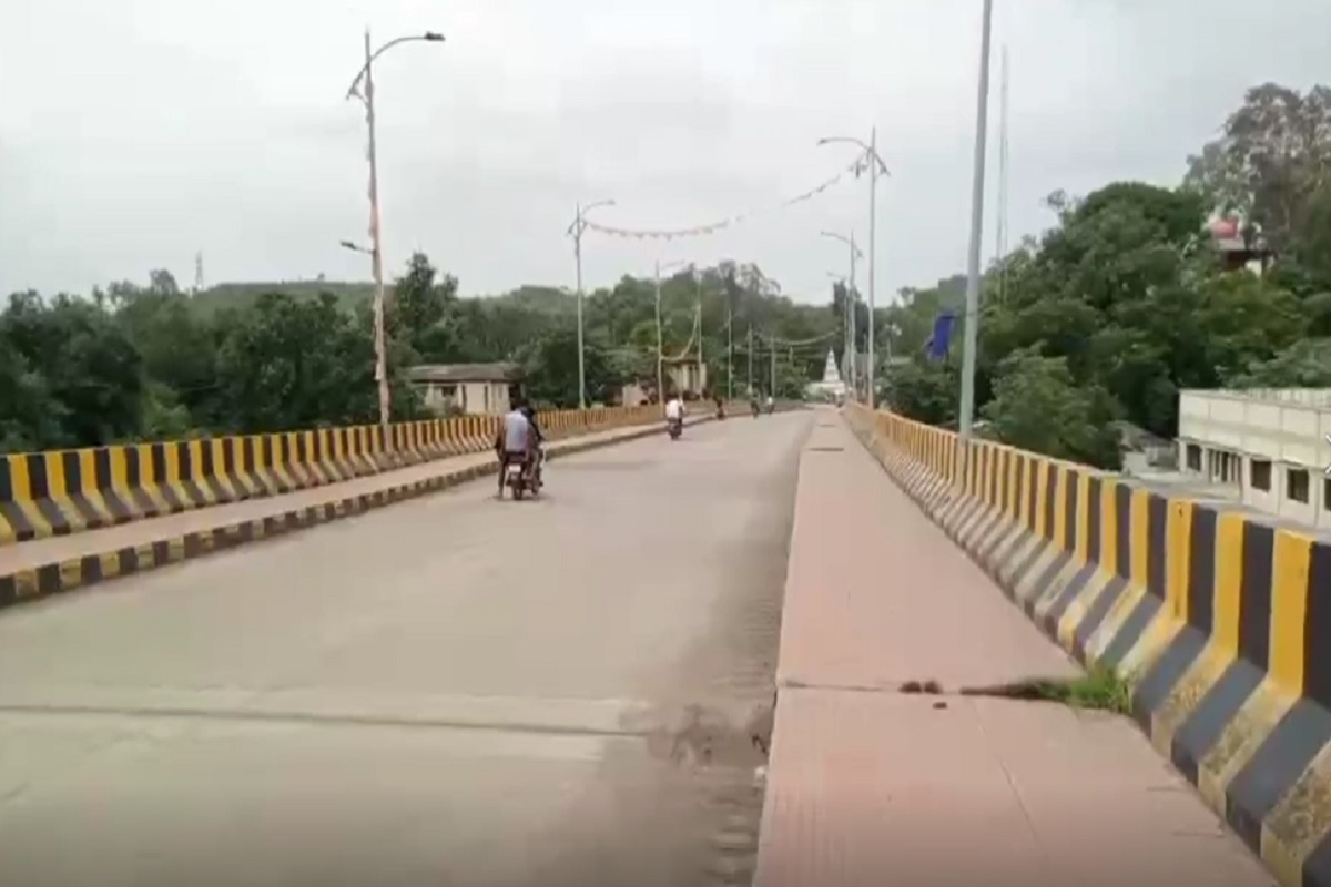 MP News: राजधानी के बाद अब ये ब्रिज बना खतरे की घंटी! 2 साल बाद भी नहीं लगीं सुरक्षा जालियां, जिम्मेदार कौन?