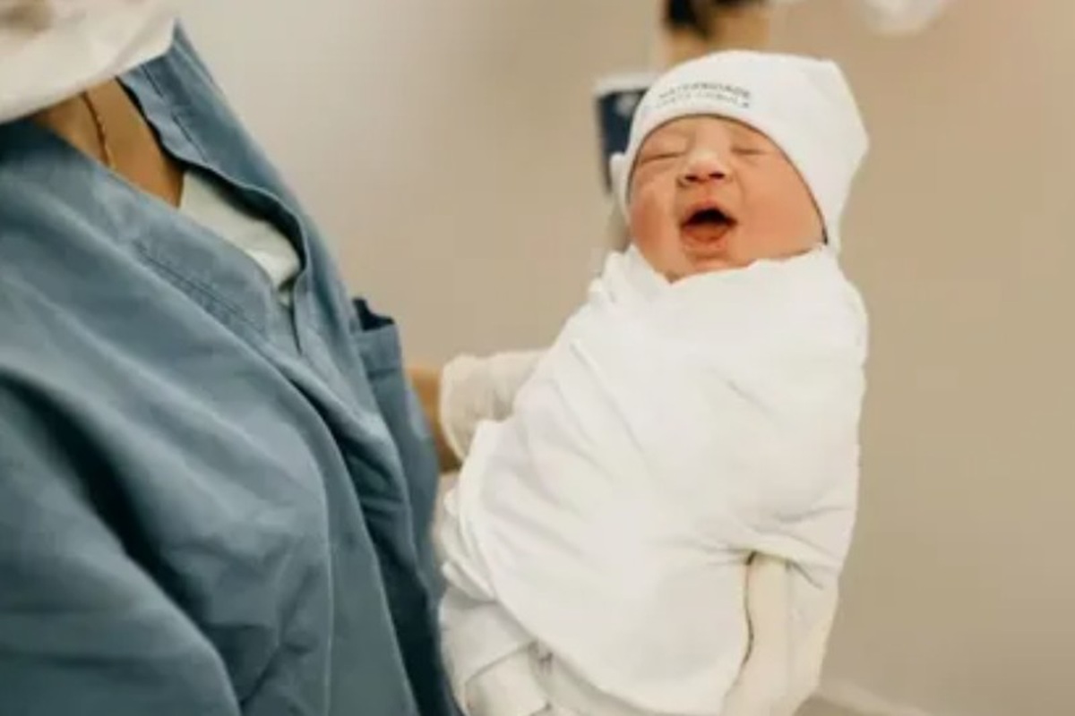 Viral News: गैस की परेशानी समझकर गई थी डॉक्टर के पास, कुछ घंटों में ही मां बन गई 20 साल की लड़की