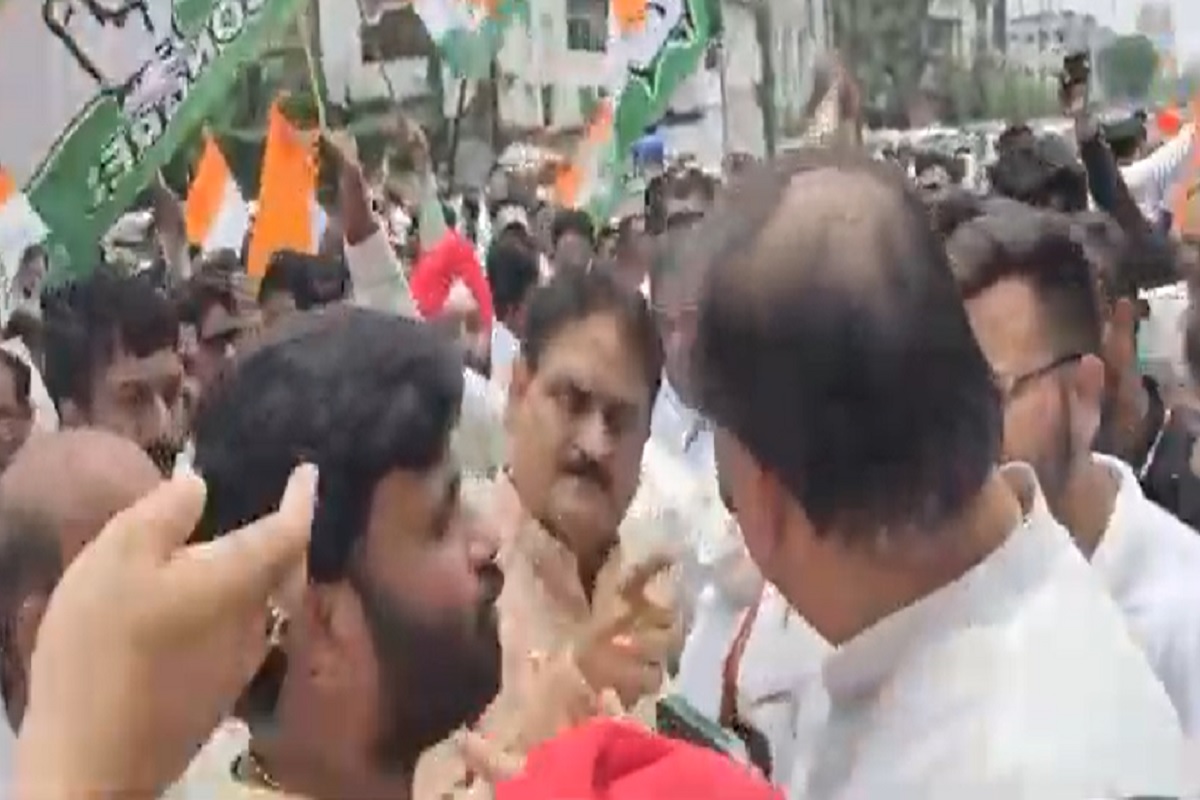 CG Congress Protest Video: चैतन्य बघेल की गिरफ्तारी के विरोध प्रदर्शन के दौरान आपस में भिड़े कांग्रेस के दो दिग्गज नेता, अब सोशल मीडिया पर वायरल हुआ वीडियो, देखें आप भी..