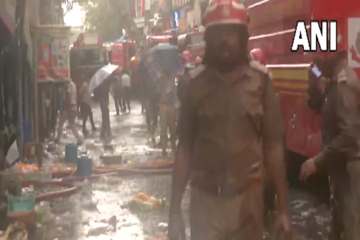 Fire in Delhi: सदर बाजार के दुकान में अचानक लगी भीषण आग, देखते ही देखते इधर उधर भागे लोग, दमकल की कई गाड़ियां मौजूद