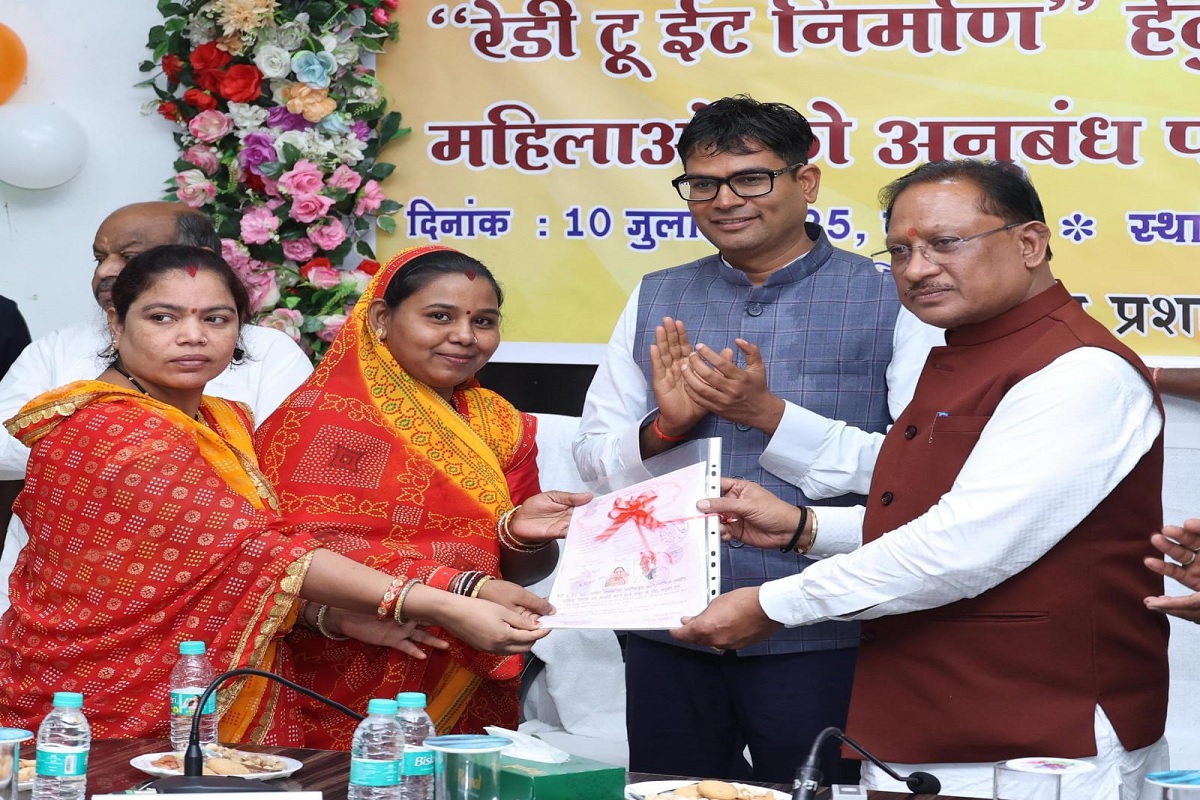 CG News: पीएम मोदी की एक और गारंटी हुई पूरी, महिला स्व-सहायता समूहों को फिर से मिला रेडी टू ईट निर्माण का कार्य CG News: पीएम मोदी की एक और गारंटी हुई पूरी, महिला स्व-सहायता समूहों को फिर से मिला रेडी टू ईट निर्माण का कार्य