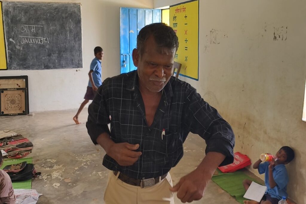 Drunk teacher dancing with girls in school, image source: ibc24