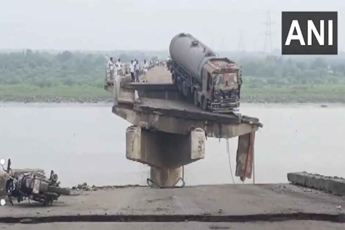 Gujarat Bridge Collapse Update: गुजरात पुल हादसे में अब तक नौ लोगों की मौत, नदी में गिरे कई वाहन, सीएम ने ट्वीट कर जताया शोक