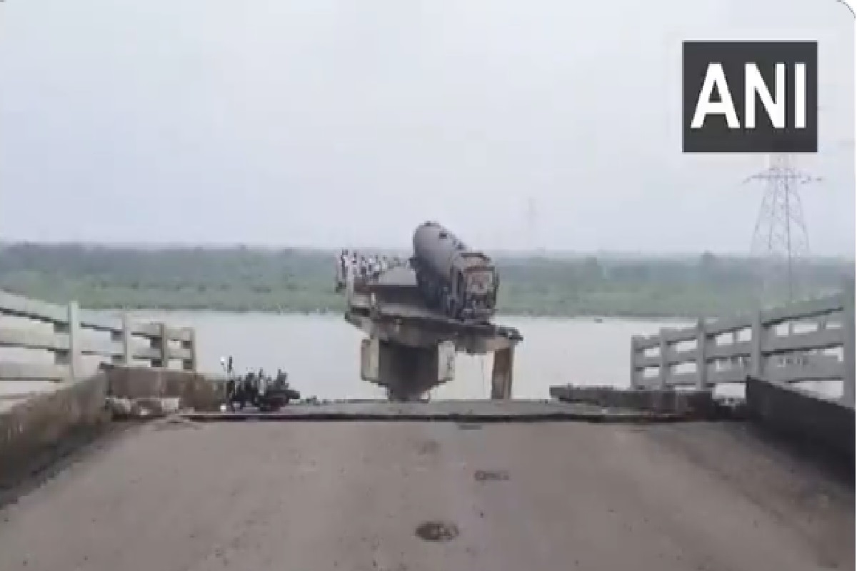 Gujarat Bridge Collapse News: वडोदरा और आणंद को जोड़ने वाल पुल ढहा, नदी में गिरी चार गाड़ियां, रेस्क्यू अभियान जारी