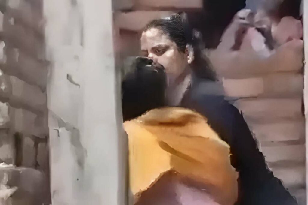 Hasin Jahan Viral Video: मोहम्मद शमी की पूर्व पत्नी हसीन जहां ने पड़ोसी महिला के साथ की मारपीट / Image Source: Screengrab