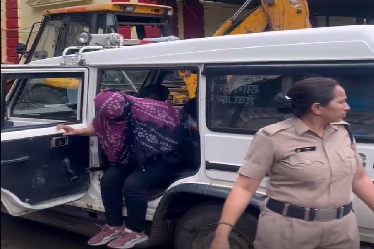 Sex Racket Busted In Indore: किराए के घर में चल रहा था देह व्यापार का गोरख धंधा, बजरंग दल कार्यकर्ताओं ने सभी को पकड़कर किया पुलिस के हवाले