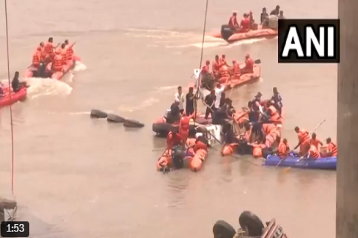 Vadodara bridge collapse update: पुल ढहने 15 लोगों की मौत, डबल इंजन की सरकार ने 4 अधिकारियों को किया सस्पेंड Vadodara bridge collapse update: पुल ढहने 15 लोगों की मौत, डबल इंजन की सरकार ने 4 अधिकारियों को किया सस्पेंड