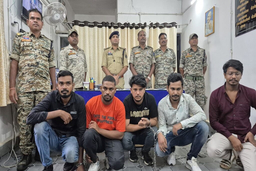 Cyber ​​Fraud Accused Arrested/ Image Credit: IBC24