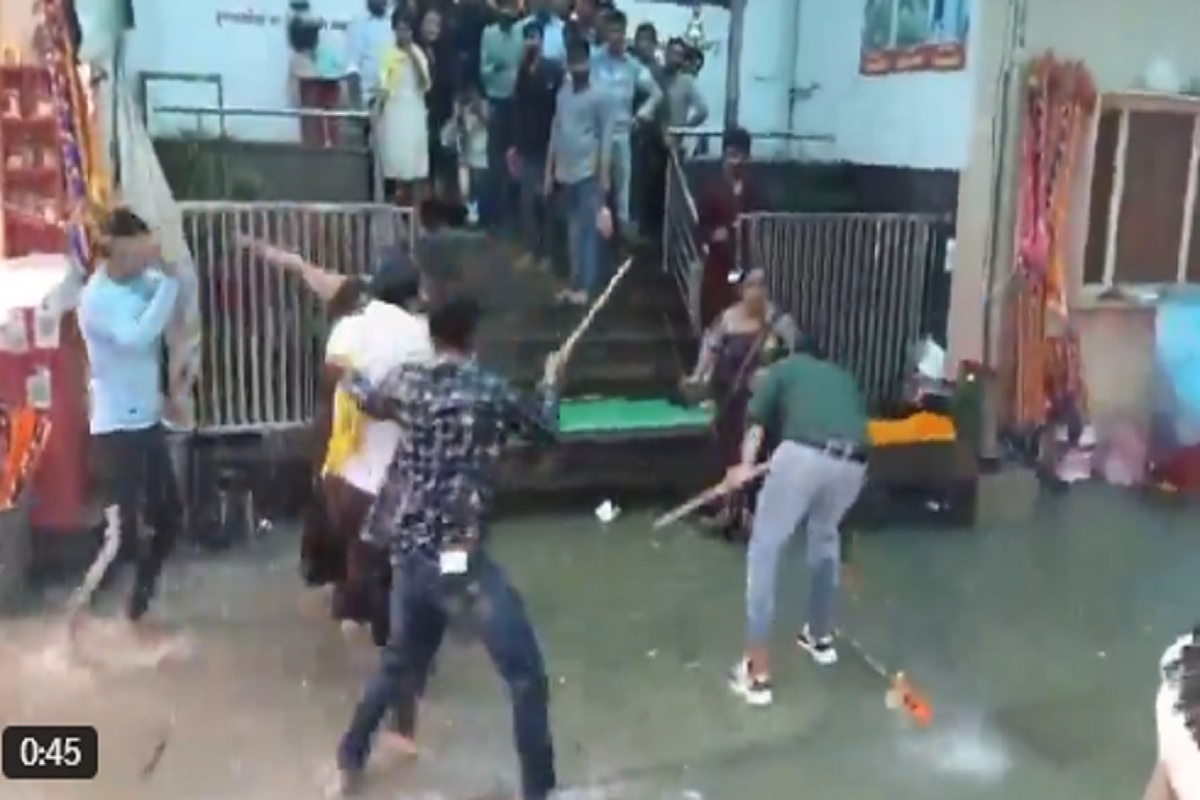 Khatu Shyam Mandir Viral Video: खाटू श्याम मंदिर में दुकानदारों ने श्रद्धालुओं के साथ की मारपीट, महिलाओं पर भी बरसाई लाठियां, अब वायरल हुआ वीडियो
