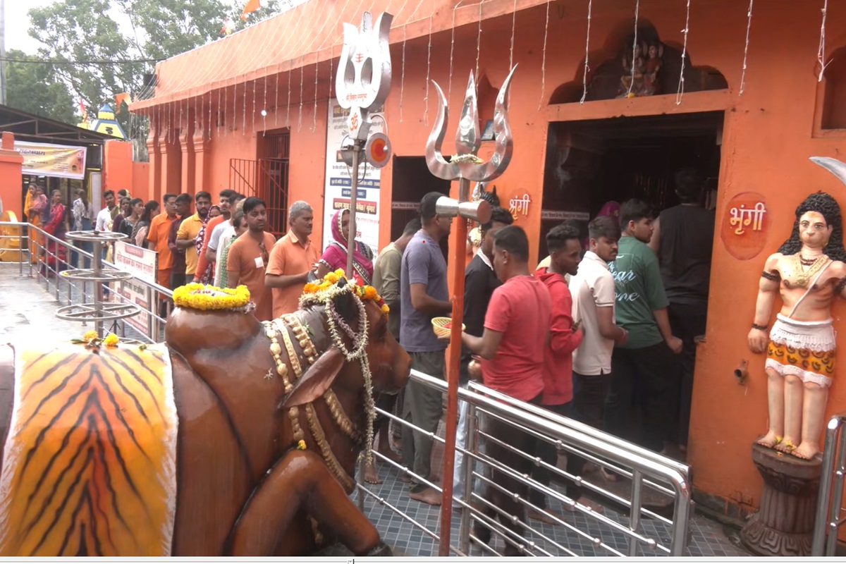 Sawan Somwar 2025: आज से हुई सावन माह की शुरुआत, महादेव घाट में लगा भक्तों का ताता, हर हर महादेव जयकारो से गूंजा मदिर परिसर Sawan Somwar 2025: आज से हुई सावन माह की शुरुआत, महादेव घाट में लगा भक्तों का ताता, हर हर महादेव जयकारो से गूंजा मदिर परिसर