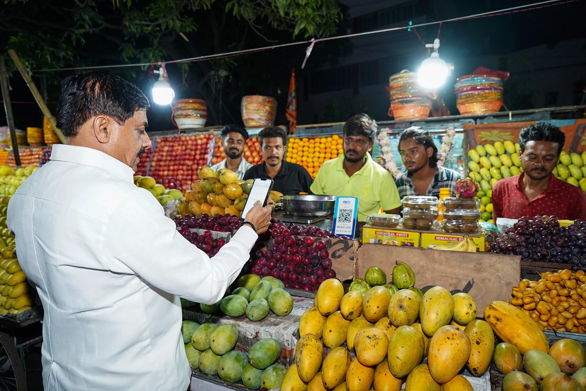 MP News: अचानक ठेले वाले के पास रुक गया CM मोहन यादव का काफिला, खरीदे फल और किया डिजिटल पेमेंट, सादगी ने लूट लिया लोगों का दिल, देखें तस्वीरें
