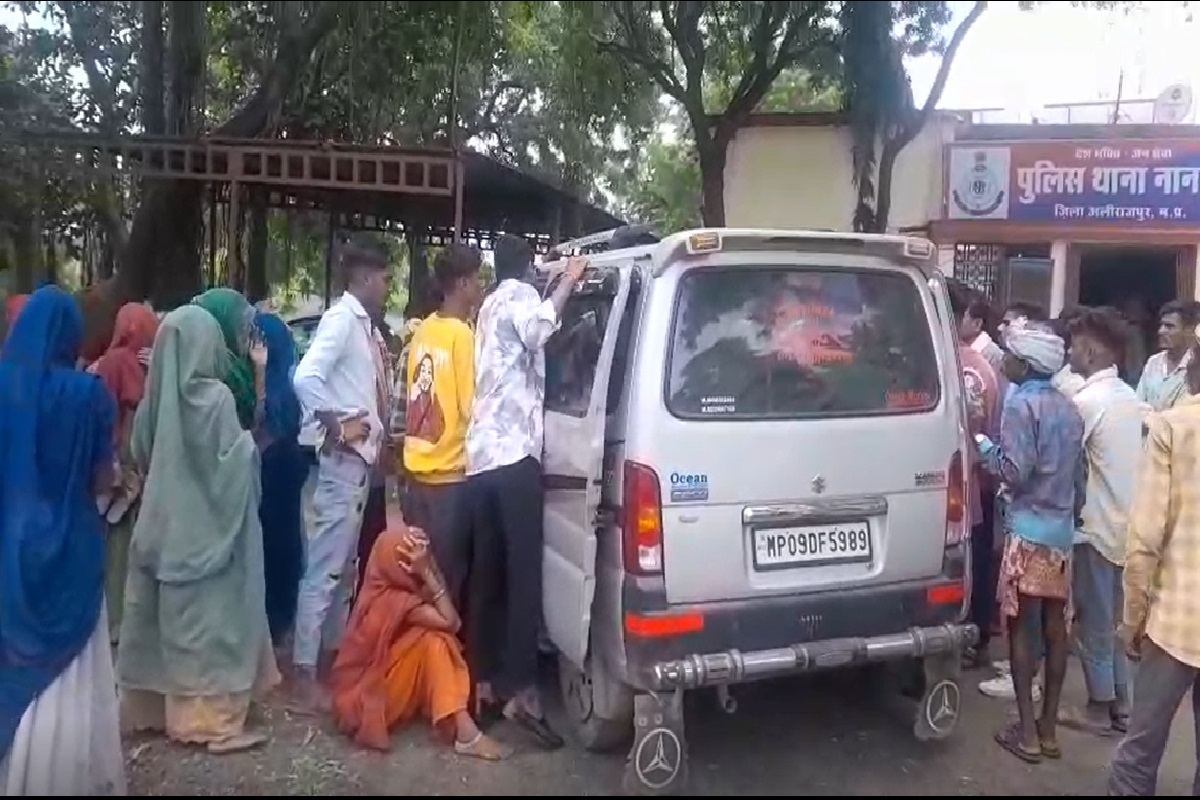 Alirajpur News: डॉक्टर के इंजेक्शन लगाते ही हुई आदिवासी युवक की मौत, परिजनों ने किया हंगामा
