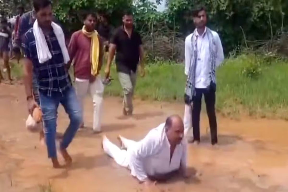 MP Viral Video: कीचड़ में दंडवत यात्रा करते दिखे कांग्रेस नेता, इस मांग को लेकर गौमाता को सौंपा ज्ञापन