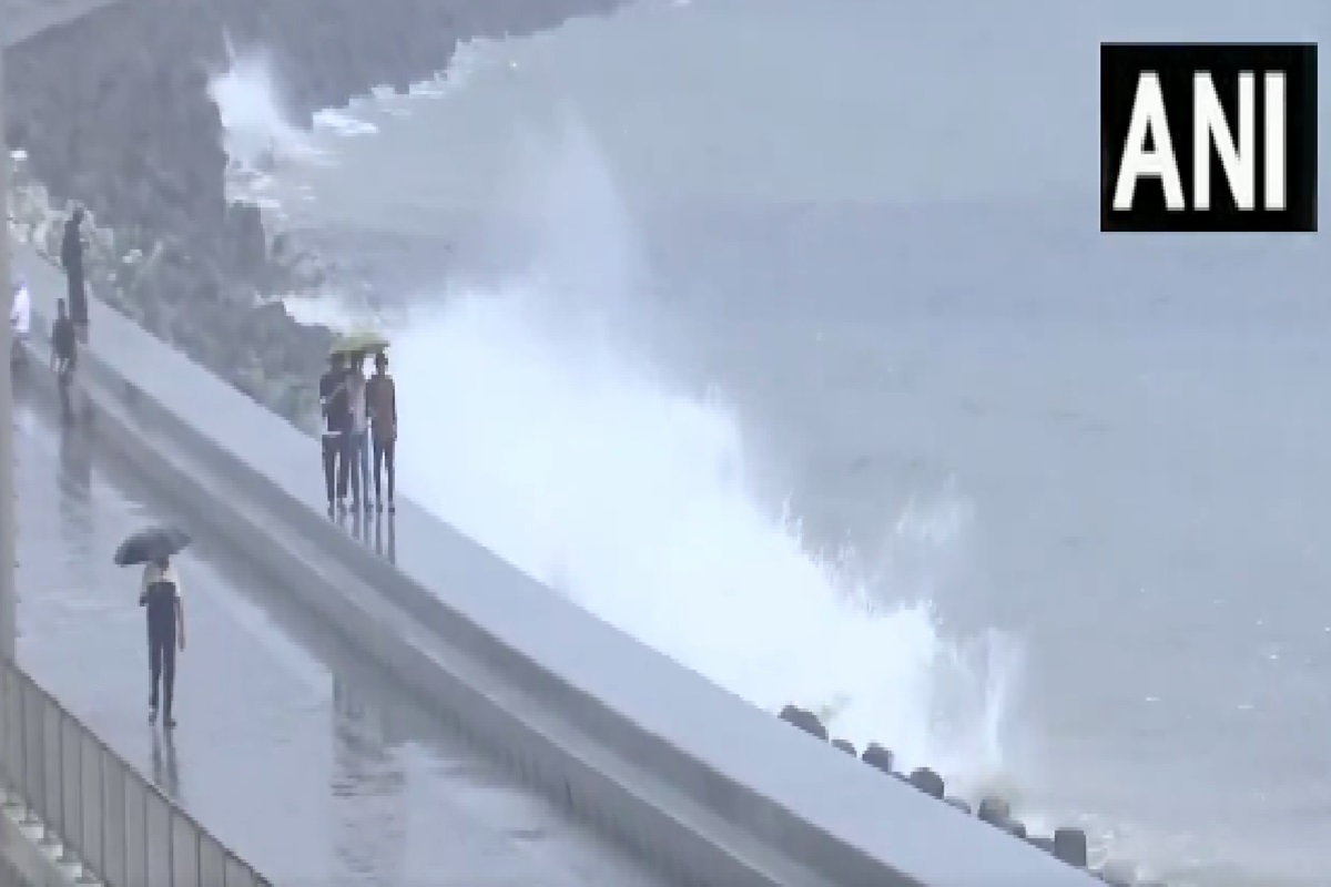Mumbai Marine Drive Video: पानी-पानी हुई मायानगरी, हाई टाइड का अलर्ट हुआ जारी, देखें मरीन ड्राइव का खूबसूरत वीडियो
