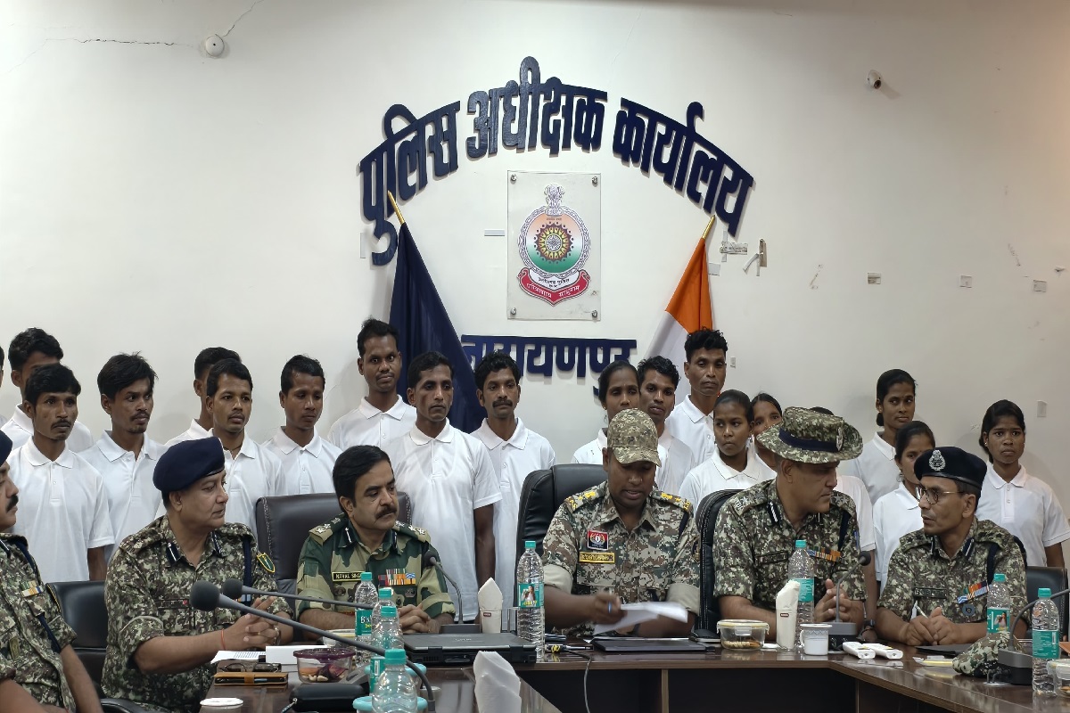 22 Naxalites Surrender In Narayanpur: 37 लाख के इनामी 22 नक्सलियों ने किया सरेंडर, इस वजह से लिया मुख्यधारा में जुड़ने का फैसला