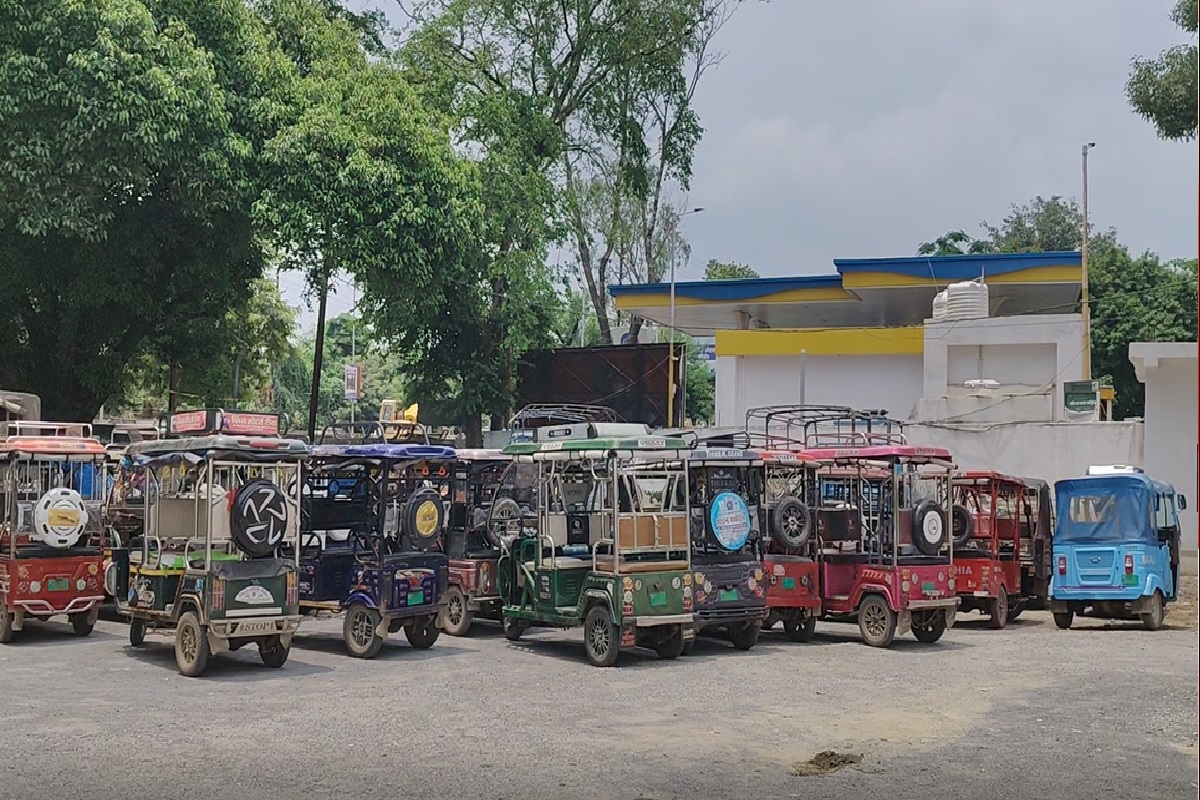 Rewa Traffic Police Action: शहर में ई-रिक्शा पर तायात पुलिस की बड़ी कार्यवाही, कंट्रोल रूम ले जाए गए 200 वाहन