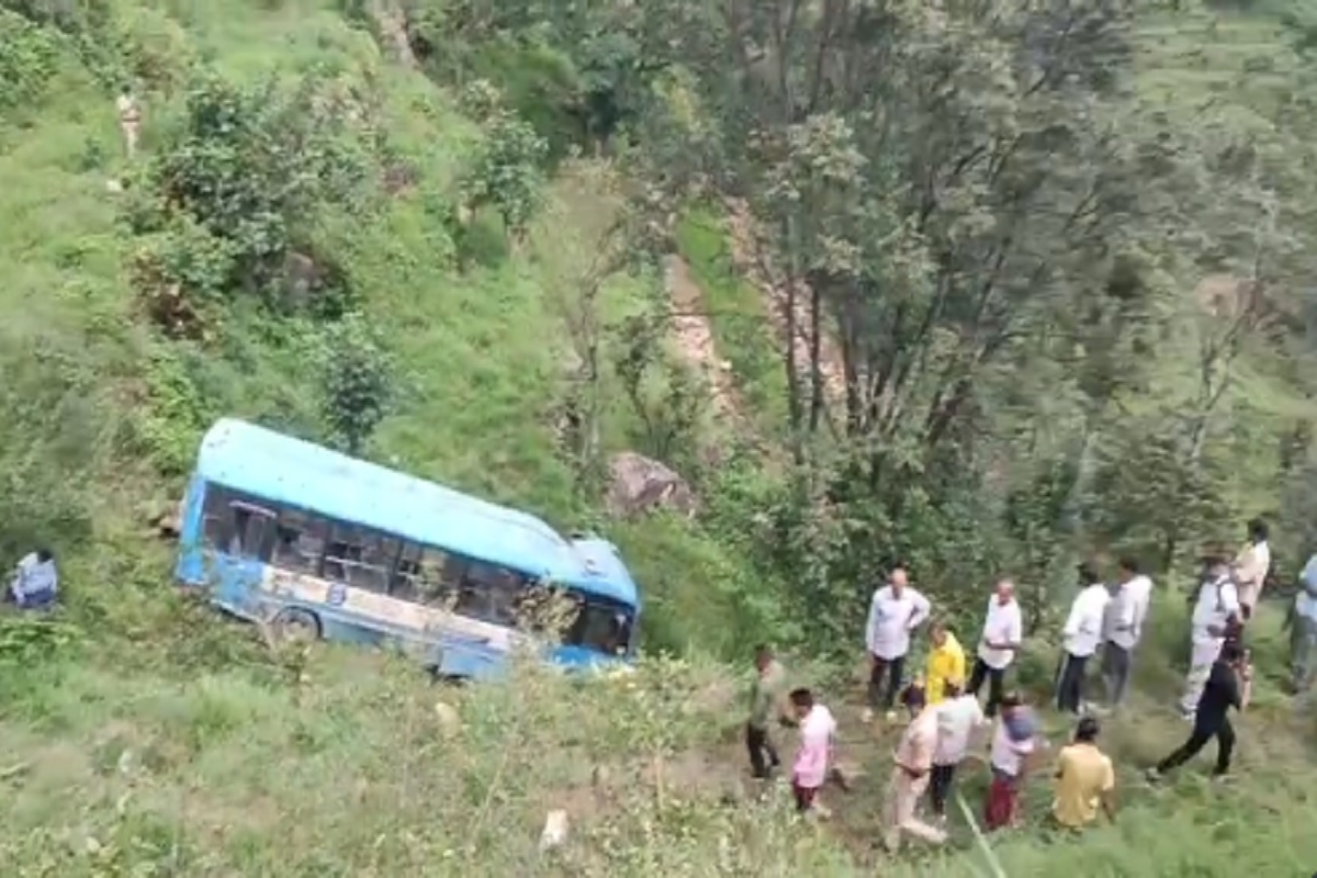 Road Accident: दर्दनाक हादसा, गहरी खाई में गिरी यात्रियों से भरी बस, 7 लोगों की मौत, 21 यात्री घायल