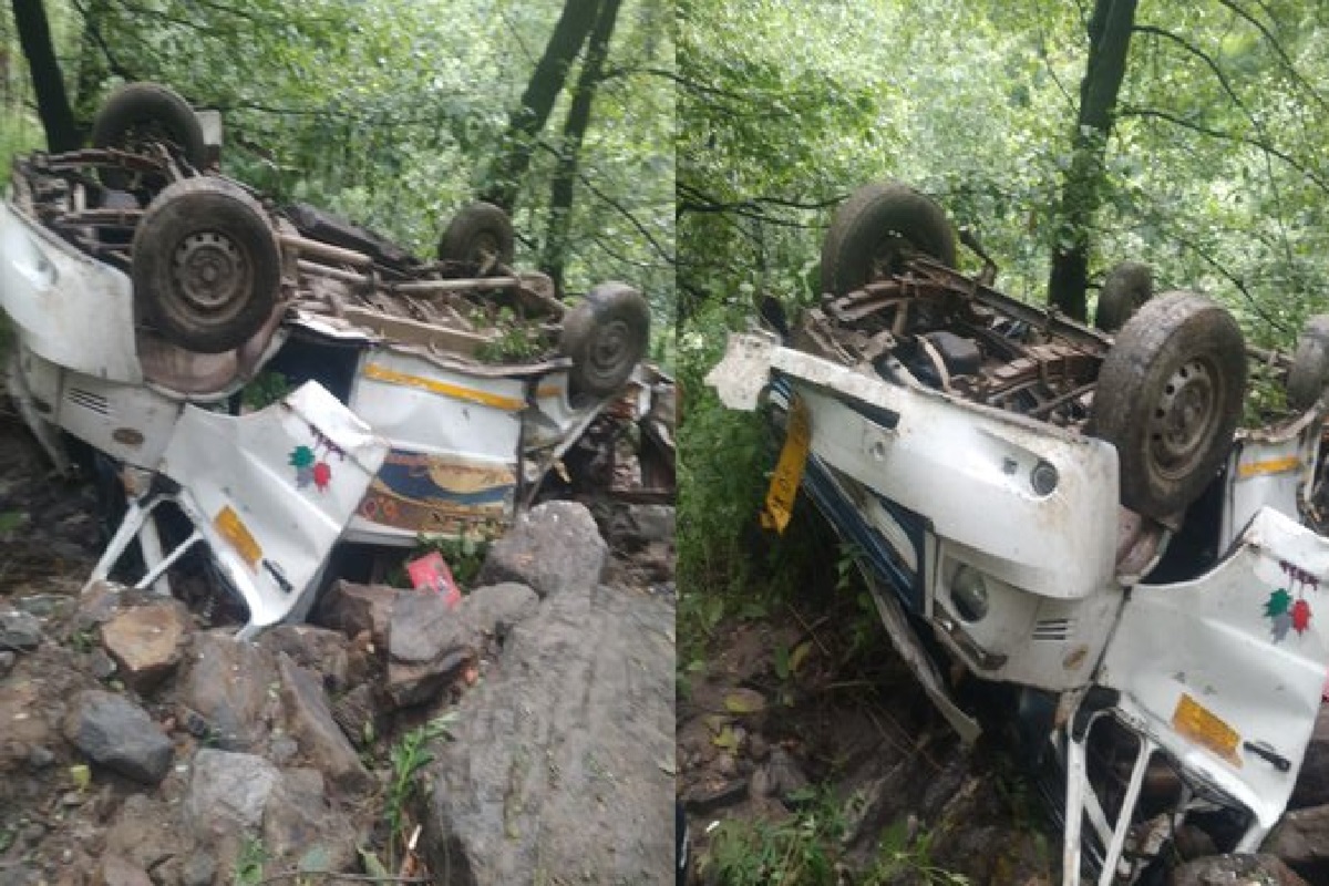 Jammu-Kashmir Road Accident News: भीषण सड़क हादसे में पांच की मौत, कई लोगों की हालत गंभीर, अनियंत्रित होकर खाई में गिरा ट्रैवलर वाहन Jammu-Kashmir Road Accident News: भीषण सड़क हादसे में पांच की मौत, कई लोगों की हालत गंभीर, अनियंत्रित होकर खाई में गिरा ट्रैवलर वाहन