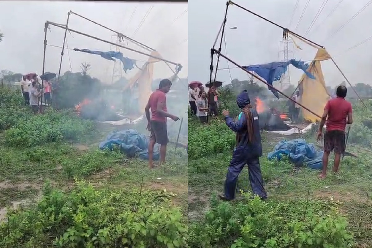 Chhattisgarh News: भारी बारिश के बीच हुई अंतिम संस्कार, गांव में मुक्तीधाम नहीं होने से ग्रामीणों ने त्रिपाल का लिया सहारा, वीडियो देखकर आप भी हो जाएंगे भावुक