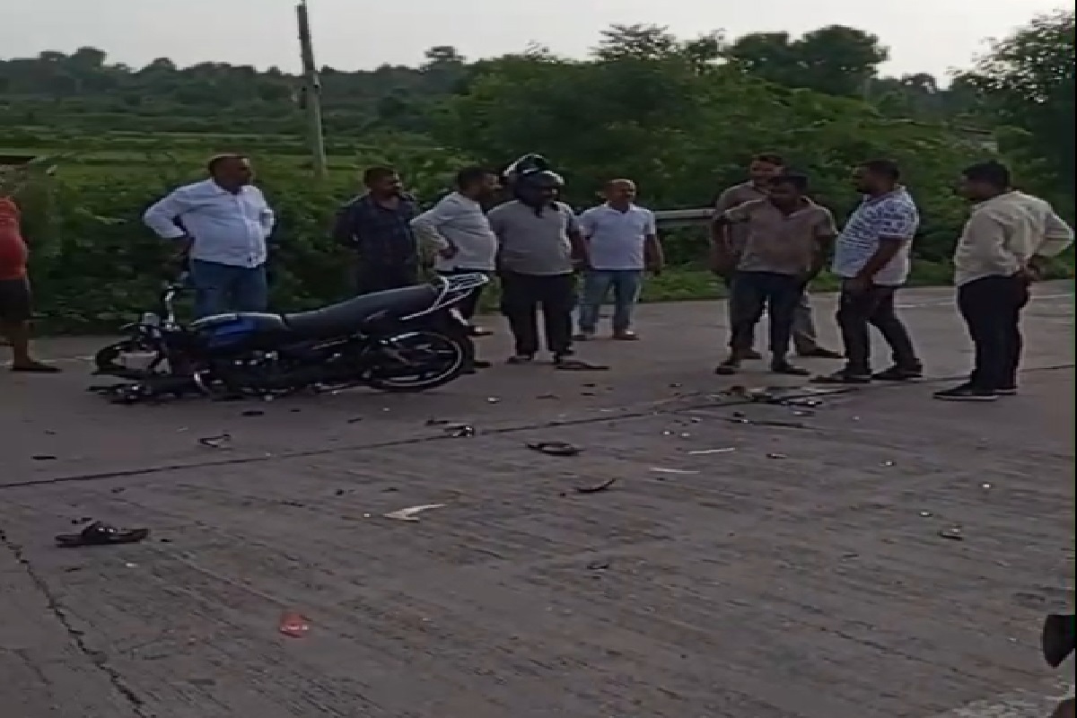 Sidhi Road Accident News: पिकअप वाहन ने बाइक को मारी टक्कर, मौके पर हुई चाचा-भतीजे की मौत