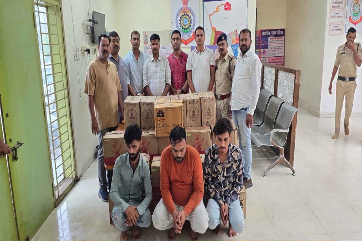 Raipur Crime News: 20 पेटी एमपी की शराब के साथ तीन तस्कर गिरफ्तार, पुलिस ने जब्त किया 17 लाख का सामान