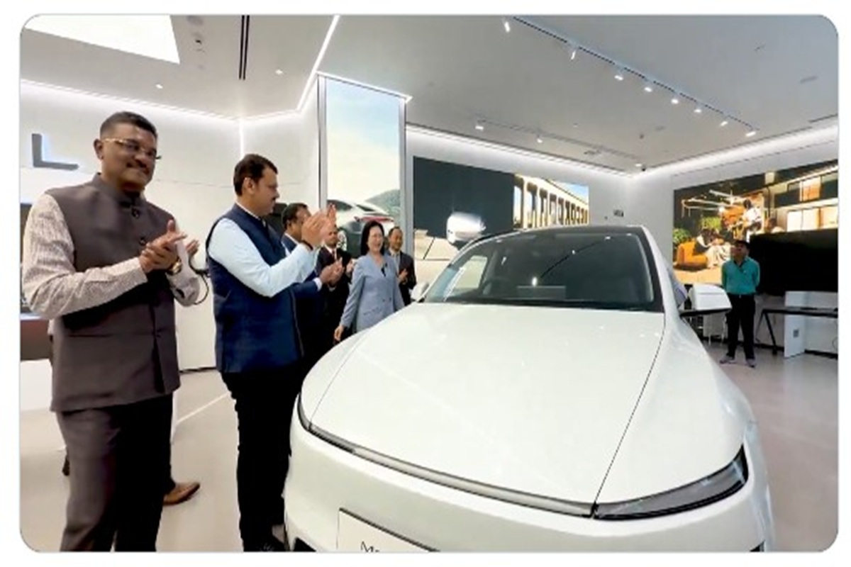 Tesla launched in India: सबसे चर्चित इलेक्ट्रिक कार कंपनी टेस्ला का भारत में आगाज, CM देवेंद्र फडणवीस ने किया शोरूम का उद्घाटन