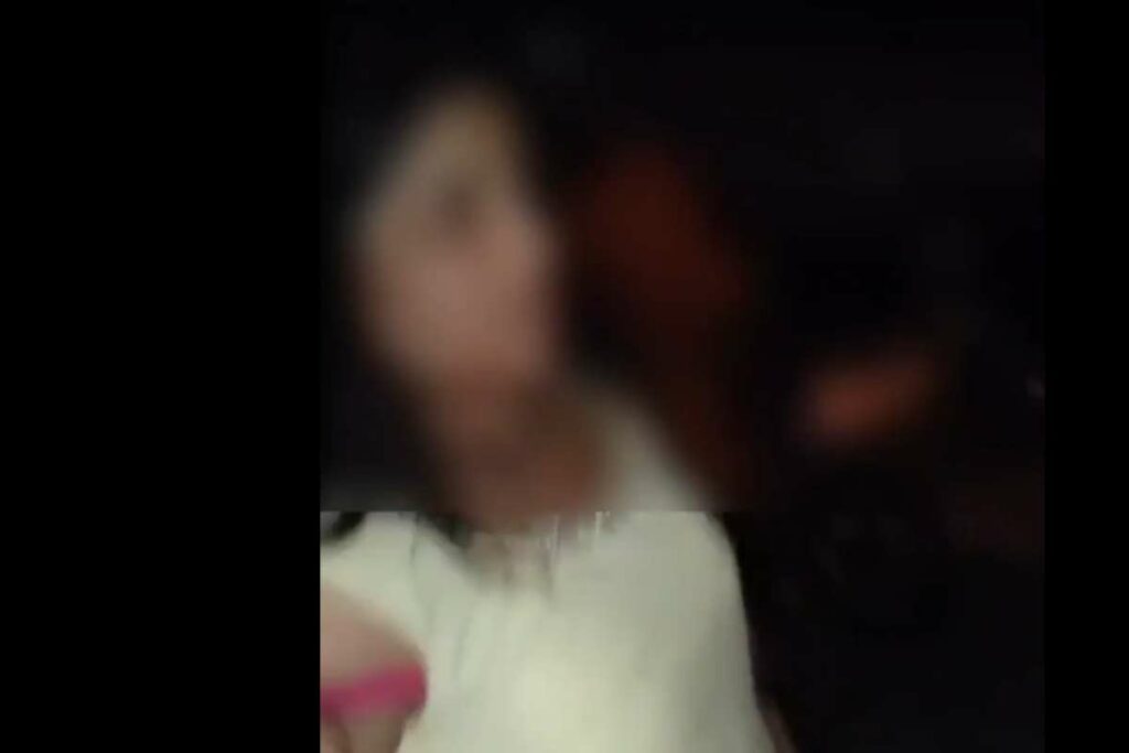 Threesome in Car Video Viral: शिक्षा विभाग के अधिकारी और प्रिंसिपल कार में कर रहे थे थ्रीसम / Image Source: Screengrab