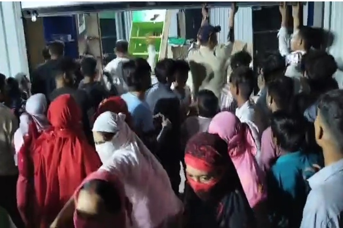Indore News: मुंह में कपड़ा बांध हाथों में डंडे लेकर शराब दुकान में घुसी महिलाएं, जमकर की तोड़फोड़, जान बचाकर भागे सेल्स मैन
