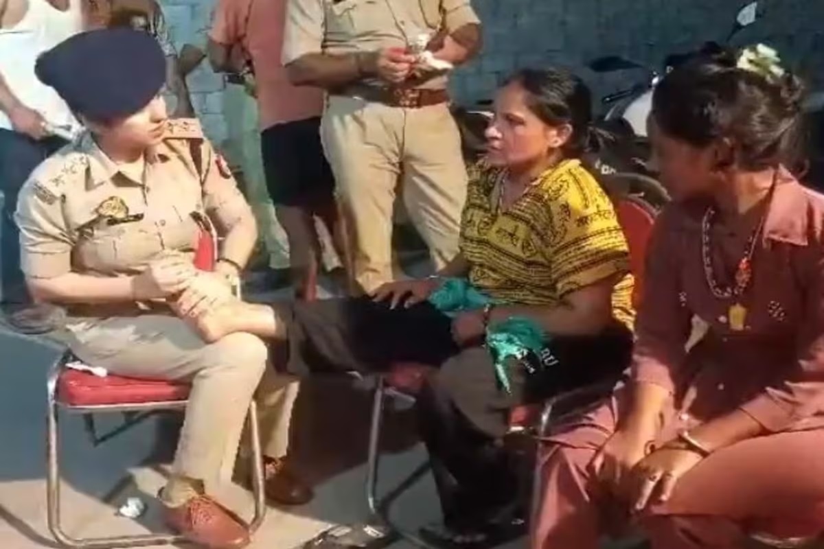 CO Rishika Singh Viral Video: कांवड़ियों के पैर दबाते नजर आई पुलिस अधिकारी, सोशल मीडिया पर वायरल हो रहा वीडियो, हर कोई कर रहा तारीफ़