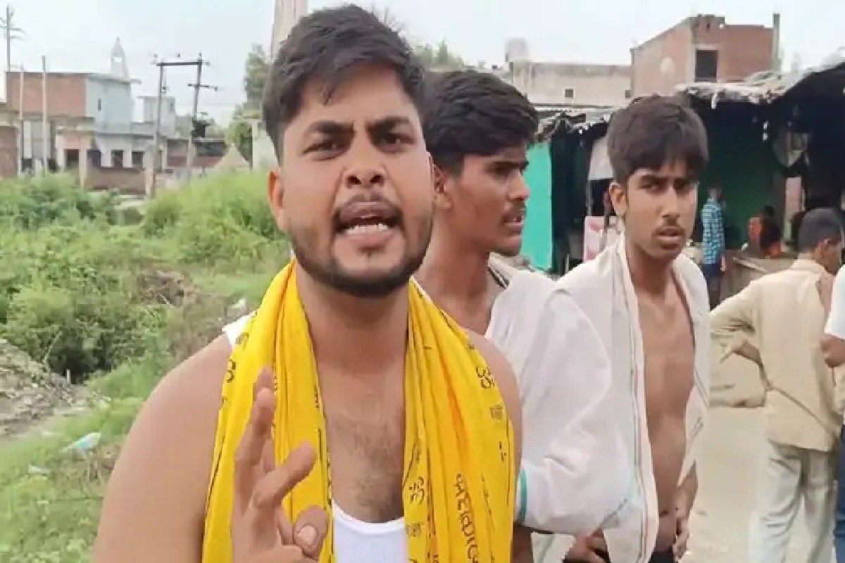 Viral Video: कांवड़ियों ने खाने में अंडे की ग्रेवी मिलाने का लगाया आरोप, किया जमकर हंगामा, जांच में सामने आया चौंकाने वाला सच Viral Video: कांवड़ियों ने खाने में अंडे की ग्रेवी मिलाने का लगाया आरोप, किया जमकर हंगामा, जांच में सामने आया चौंकाने वाला सच