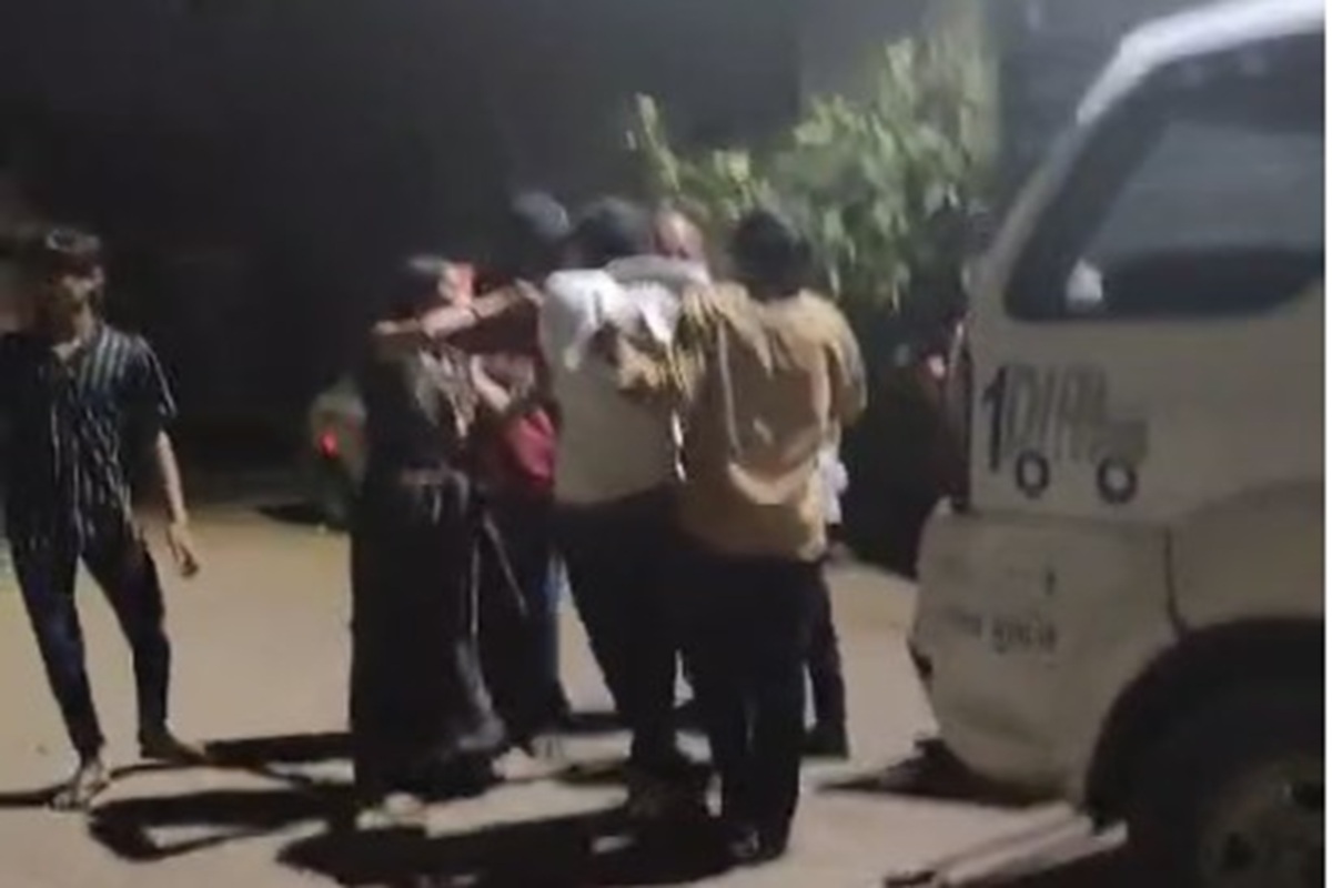 Indore news: हेड कांस्टेबल के साथ युवकों ने की मारपीट, विवाद होते देख गाड़ी रोक पहुंचे थे बीच बचाव करने..वीडियो वायरल
