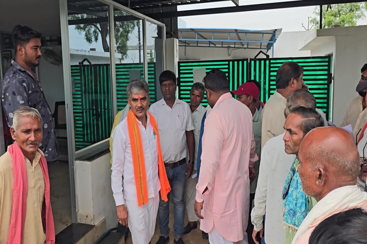 Bemetara News: साजा विधायक के PA, PSO, कंप्यूटर ऑपरेटर ने पहुंचाया अपने रिश्तेदारों को लाभ, स्वेक्षा अनुदान राशि में बंदरबांट की लिस्ट वायरल