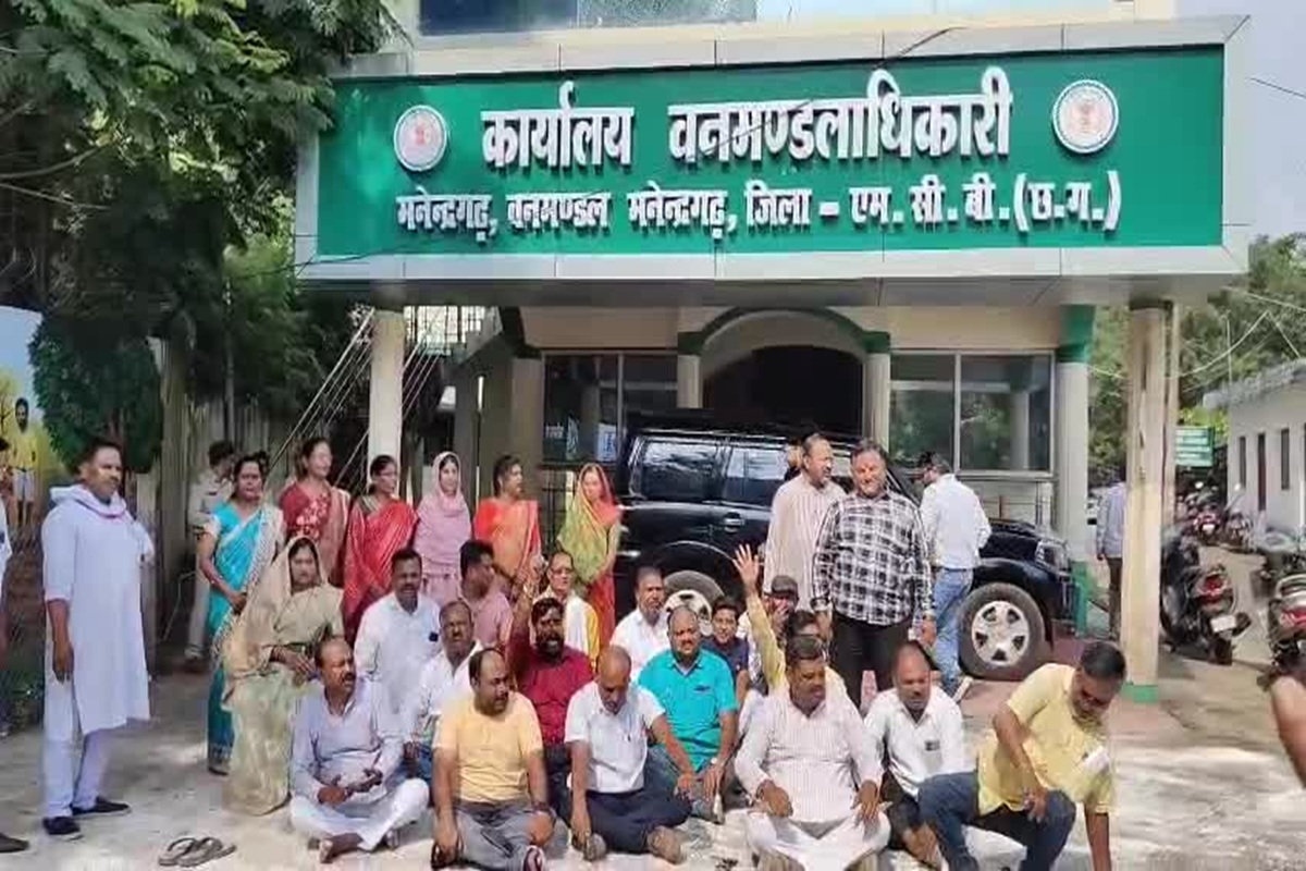 MCB News: डीएफओ मनीष कश्यप फिर विवादों में, जनप्रतिनिधियों ने खोला मोर्चा, विधायक रेणुका सिंह बोली जहां भी रहे विवादित रहे DFO