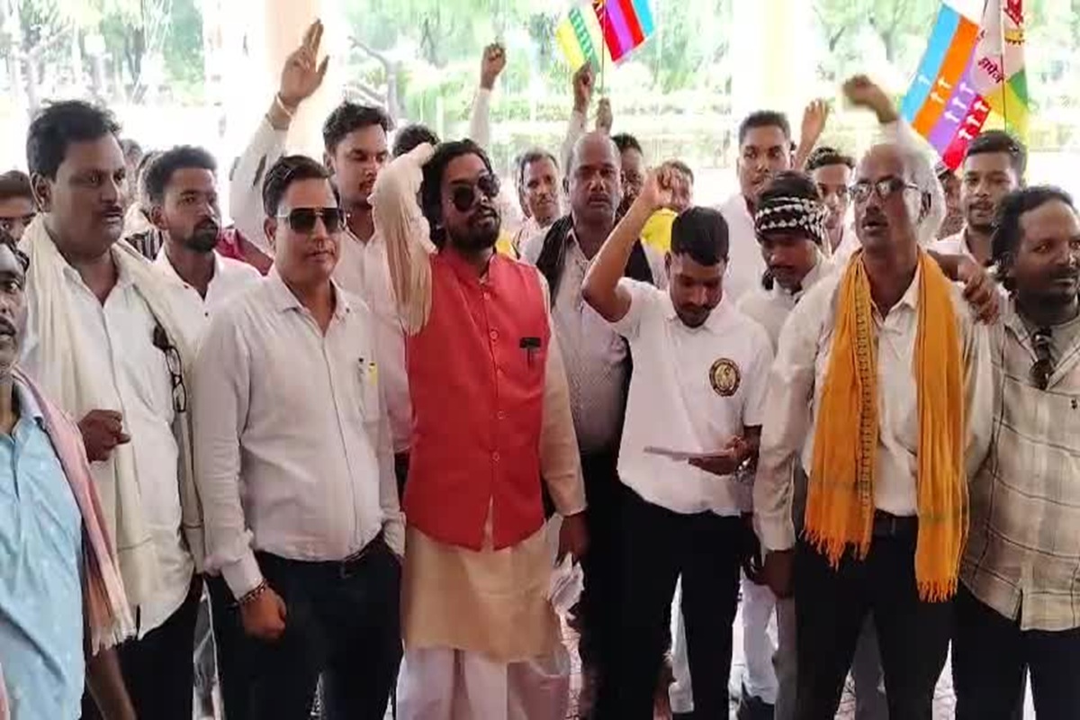 Kawardha News: दो शिक्षक फर्जी दस्तावेज के सहारे कर रहे सरकारी नौकरी, बर्खास्त करने की मांग को लेकर कलेक्ट्रेट पहुंचा आदिवासी समाज के लोग