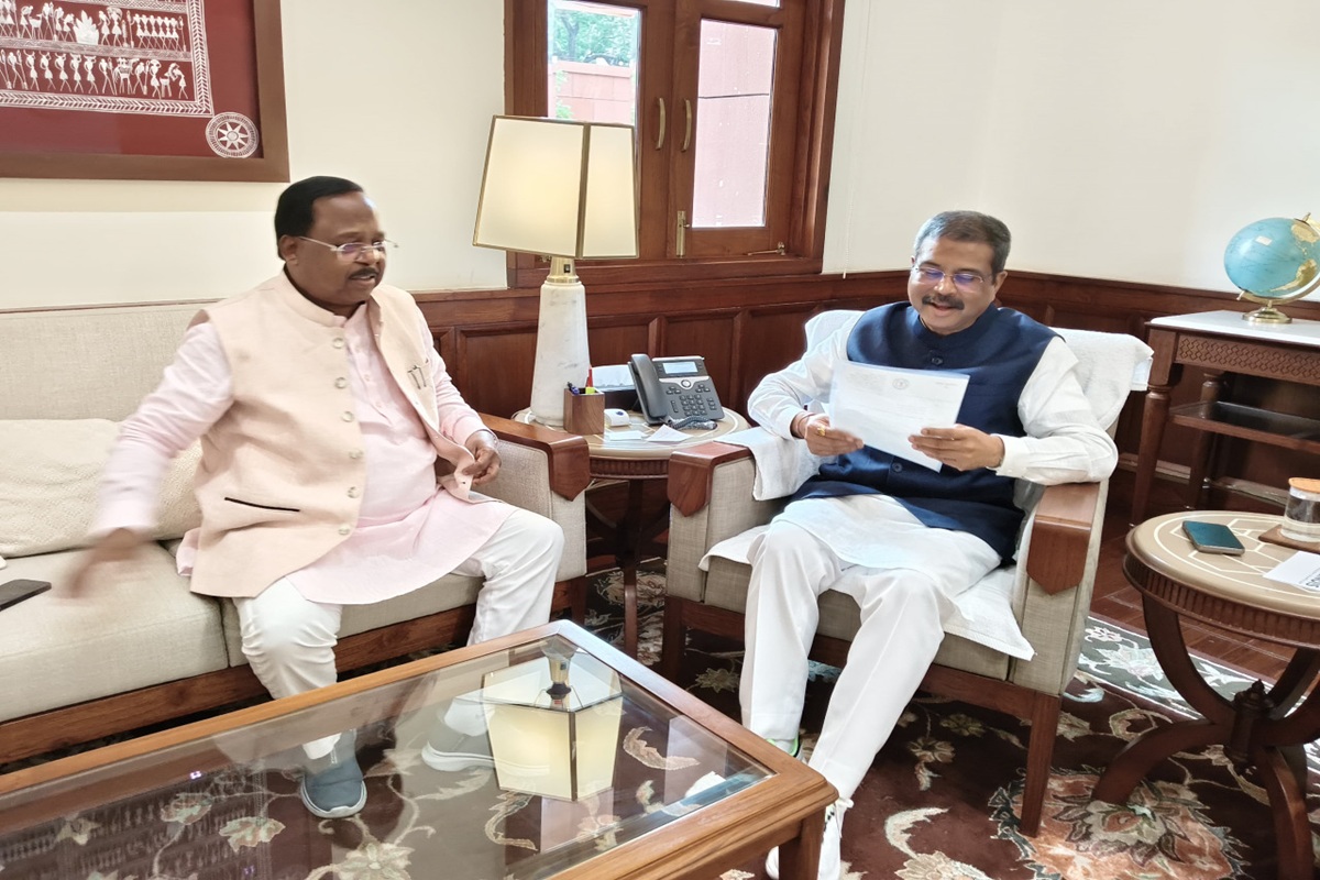 CG News: जनजातीय बाहुल्य क्षेत्र रामानुजगंज में खुलेगा केंद्रीय विद्यालय, मंत्री रामविचार नेताम के प्रस्ताव पर केंद्रीय शिक्षा मंत्री का आश्वासन