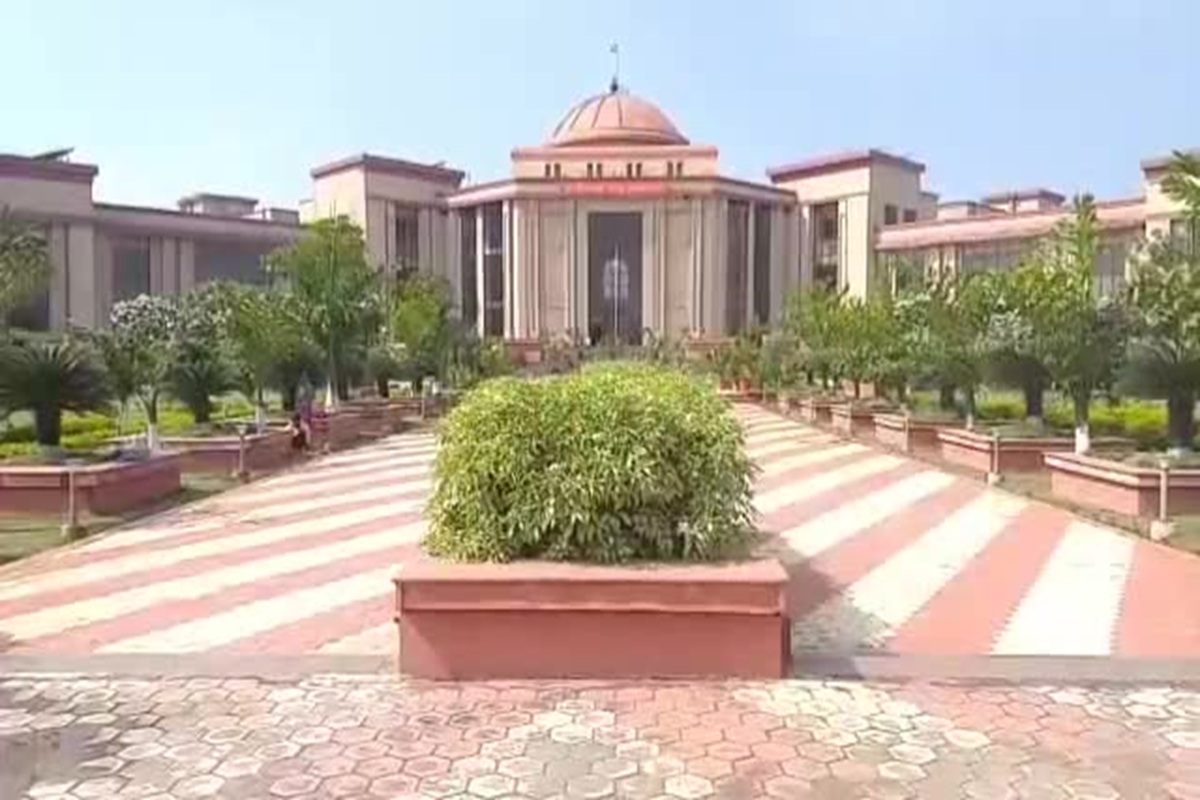 Bilaspur News: स्कूल में कुत्ते का झूठा भोजन खिलाने पर हाईकोर्ट का बड़ा फैसला, प्रभावित बच्चों को मुआवजा देने का आदेश