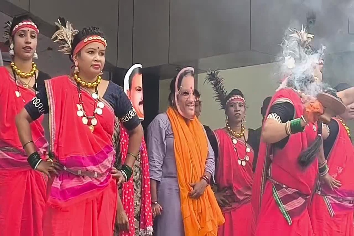 NHM Worker Protest: छत्तीसगढ़ में स्वास्थ्य कर्मचारियों का अनोखा आंदोलन, सेवा गीतों में नाचते गाते हुए किया विरोध प्रदर्शन