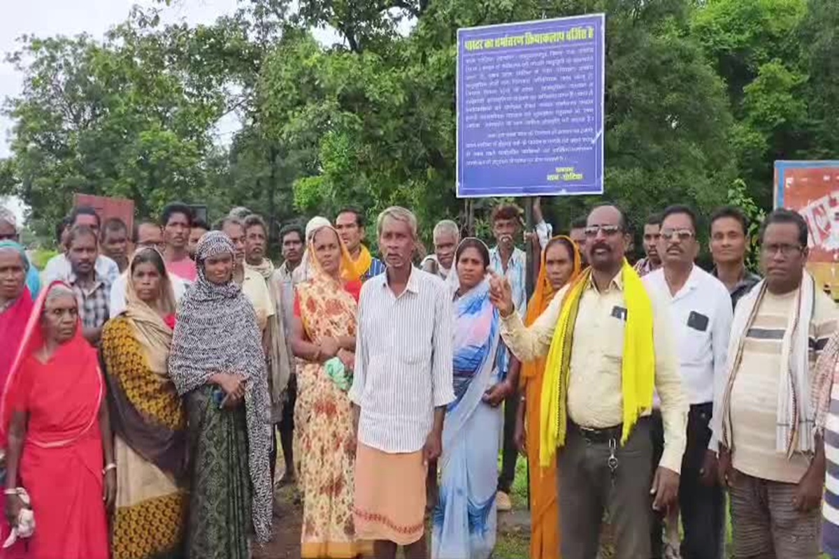 Bhanupratappur News: गांव में लगाए जा रहे पादरी पास्टर की नो एंट्री के नोटिस बोर्ड, लामबंद हो रहे धर्मांतरण से परेशान ग्रामीण