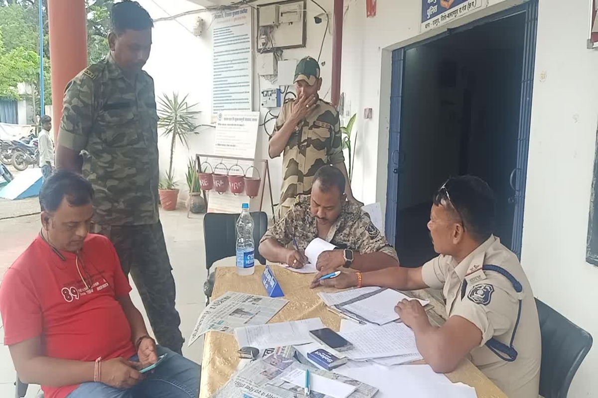 Balrampur News: छात्राओं को गलत नीयत से टच करता था संगीत का शिक्षक, पुलिस ने किया ​गिरफ्तार